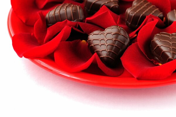 Bonbons au chocolat en forme de coeur sur un plateau rouge