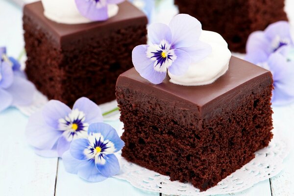 Pastel de chocolate adornado con una flor púrpura