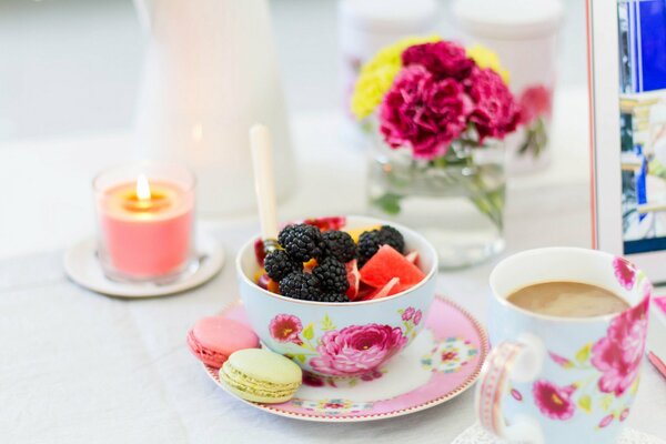 Tasse de café avec des baies, des fruits et des pâtes