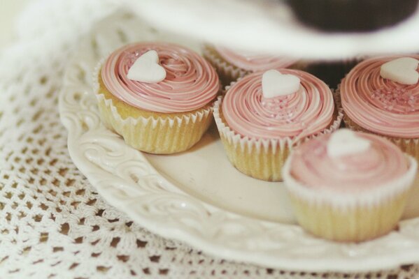 Muffins mit rosa Sahne und Zuckerherzen