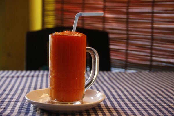 En un vaso de jugo sobresale un tubo