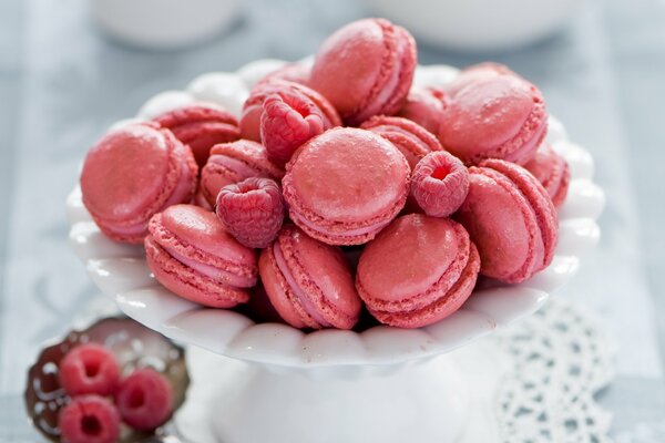 Postre rosa con frambuesas