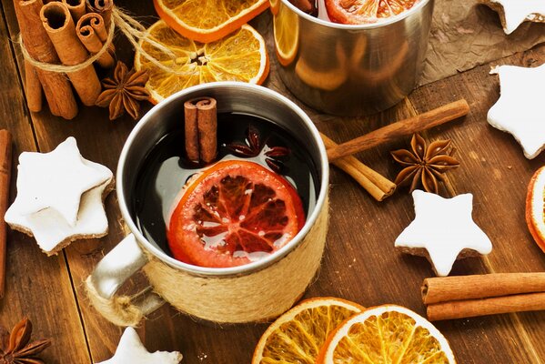 Taza de vino caliente con palitos de canela