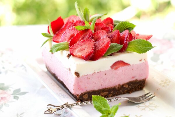 Erdbeerkuchen mit Erdbeeren und Minze. luftiges Dessert