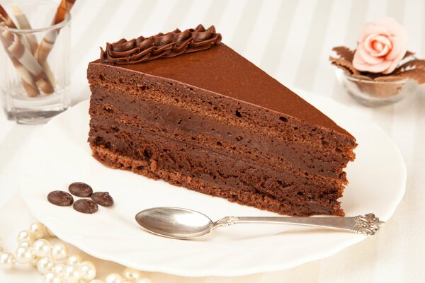 Cheesecake au chocolat dans une assiette blanche avec une cuillère