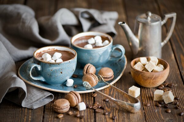 Chocolate caliente, malvaviscos y granos de café