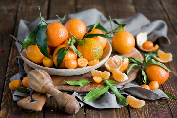Mandarinas y kumquat en una mesa de madera
