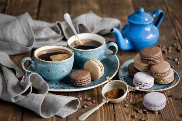 Deux tasses de café chaud et un assortiment sucré de pâtes