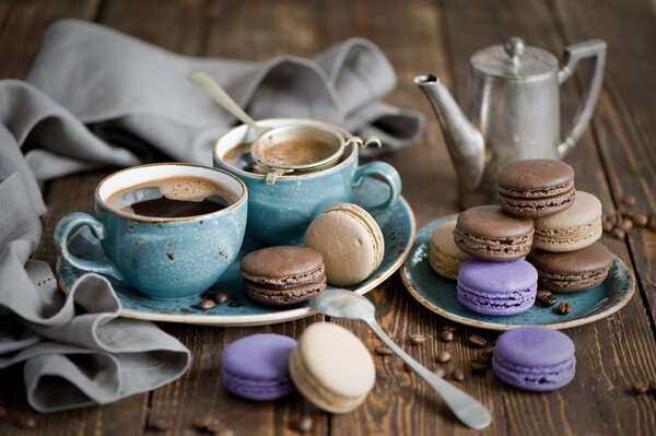 Hermoso fondo de pantalla con dos tazas de café y macarrones tiernos