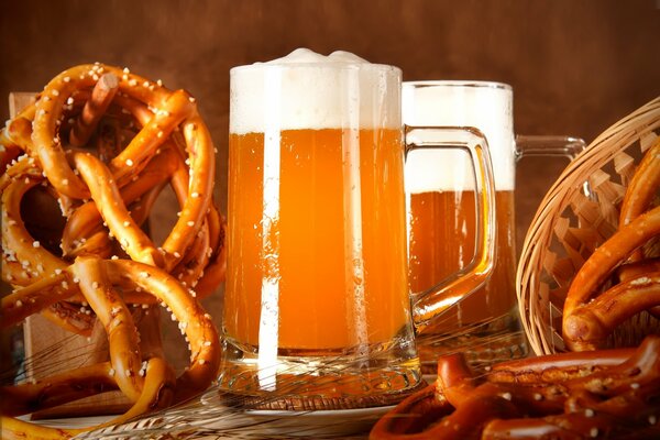 Eine Tasse goldenes Bier und ein Snack nebenan