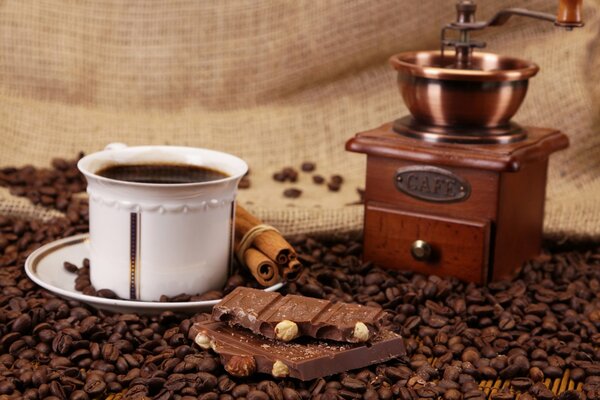 Schokoladenfliese auf dem Hintergrund einer Tasse Kaffee