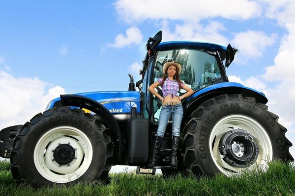 Pueblo chica en un sombrero en un tractor