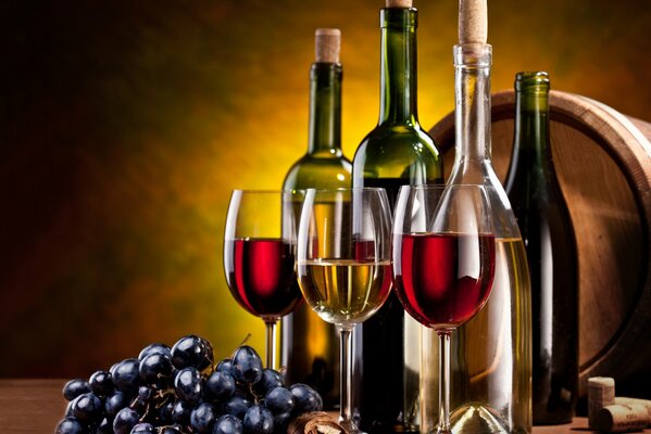 Виноградное вино в высоких бокалах