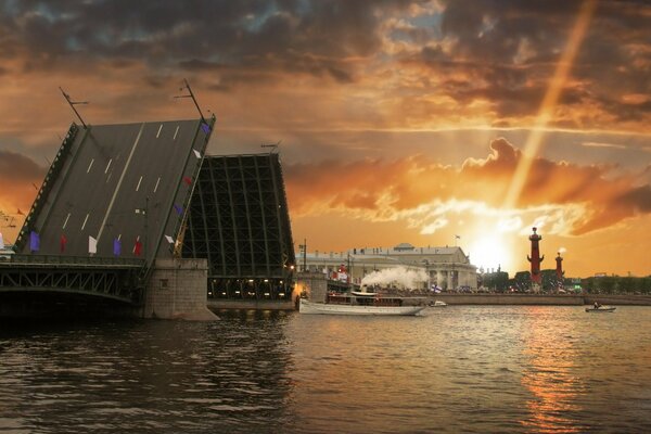 Ponts-levis à Saint-Pétersbourg avec une belle commande