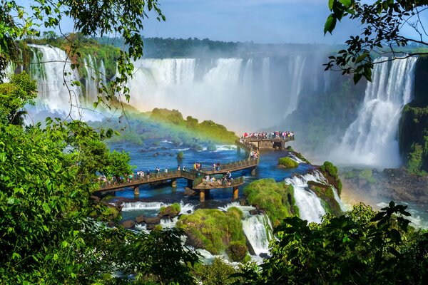 Long pont sur une cascade en Argentine