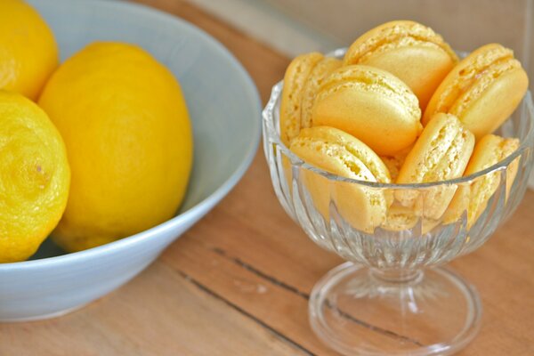 Macarrones de limón en un jarrón de cristal