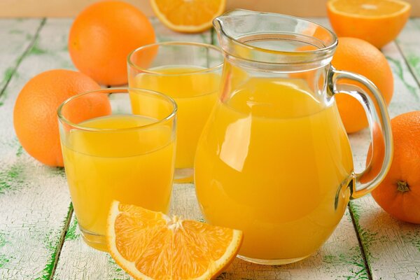 Jugo de naranja en una jarra transparente