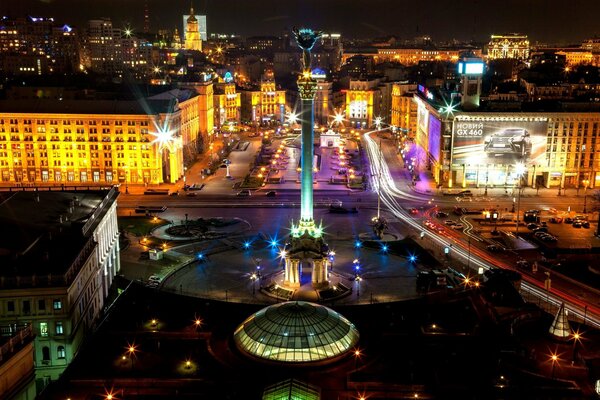 Plaza de la independencia en la ciudad nocturna de Kiev