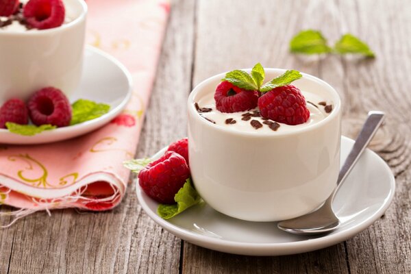 Schöne Tasse mit Dessert auf dem Tisch