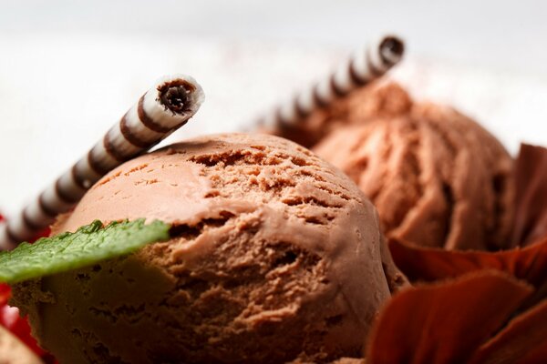 Boules de crème glacée au chocolat avec des tubes