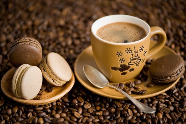 Galletas de macarrón con una taza de café