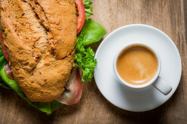 Kaffee-Sandwich zum Frühstück