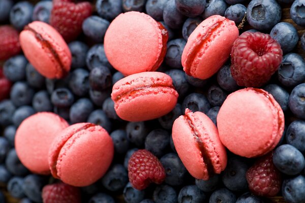 Helle Nudeln mit Himbeeren und Blaubeeren. Desktop-Hintergrund