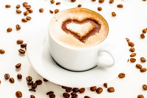 Hermosa taza de café con patrón de corazón