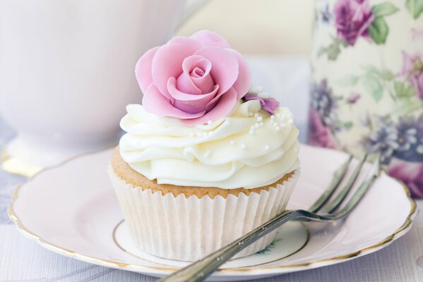 Per dessert, torta con crema e rosa