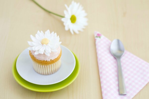Cupcake adornado con crema de Margarita en un plato blanco y verde