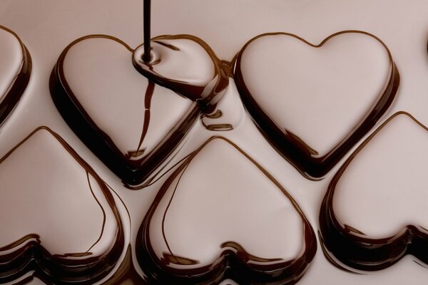Riempimento di cioccolatini a forma di cuore