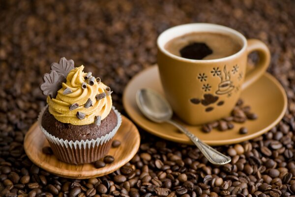 Caffè e torta su un piatto da portata