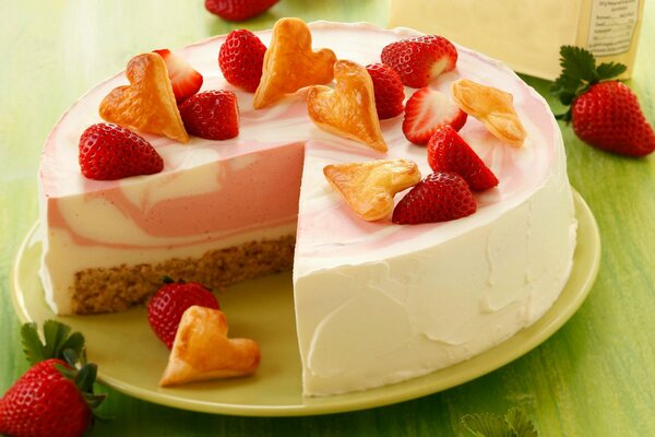 Cheesecake aux fraises sur une assiette verte