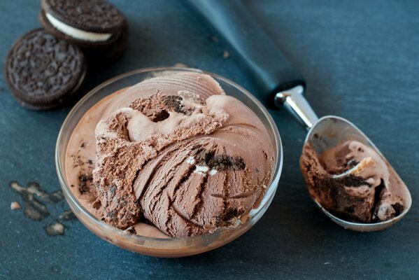 Helado de chocolate con galletas Oreo en un plato transparente