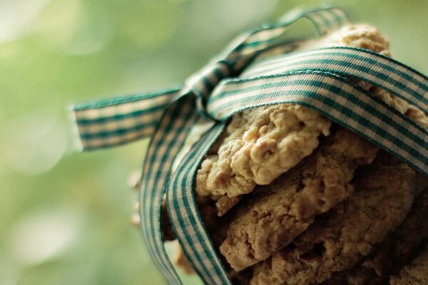 Galletas con lazo. foto de la comida. dulces