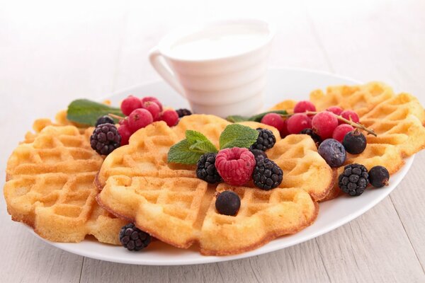 Petit-déjeuner avec des gaufres douces et des baies fraîches