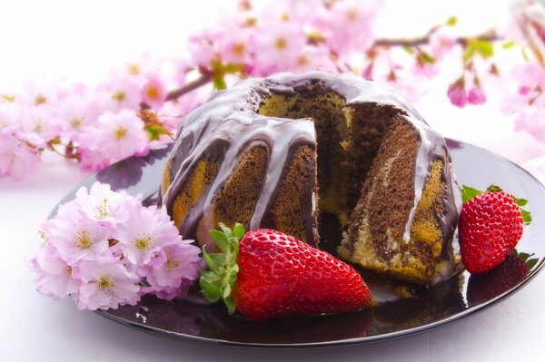 Cupcake au chocolat sur une assiette de fraises