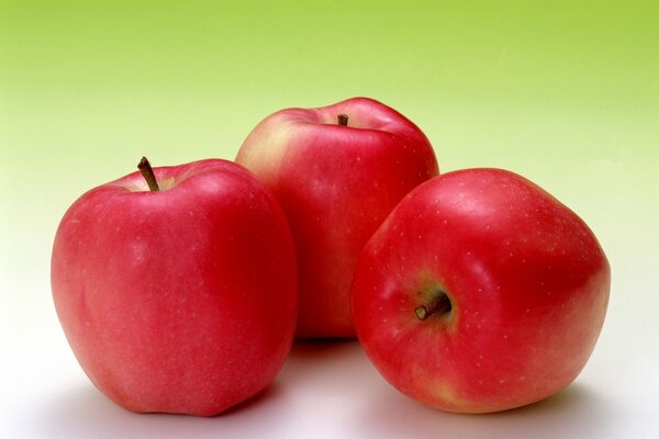 Pełnoekranowa tapeta z czerwonymi jabłkami