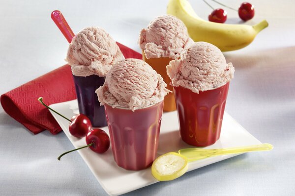 Crème glacée dans un verre avec des cerises