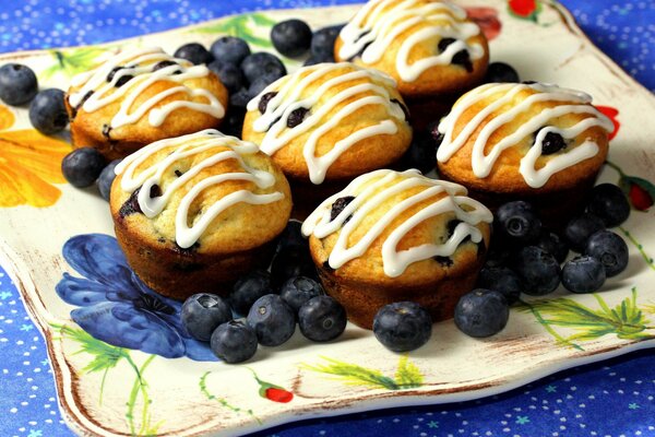 Blueberry muffins with white cream