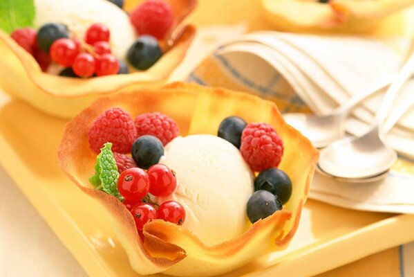 Десерт из мороженого с ягодами в бисквитной тарелке