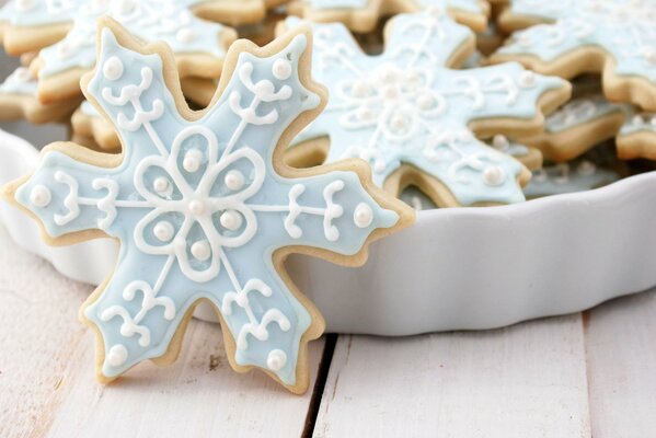 Biscuits de Noël avec des motifs en forme de flocons de neige