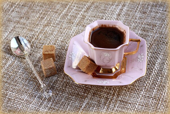 Café de la mañana en taza de porcelana rosa