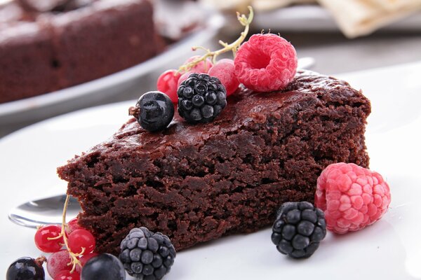 Torta shockodad con lamponi e mirtilli