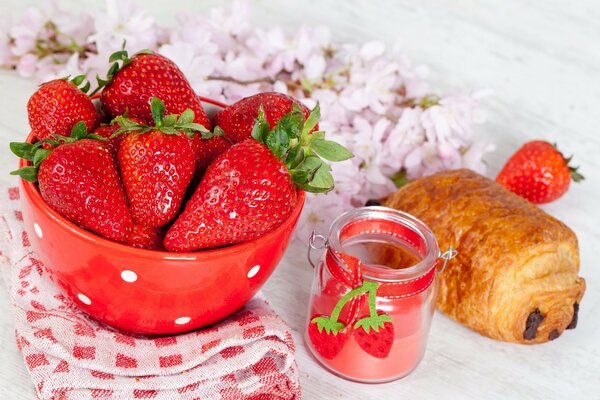 Teller mit Erdbeeren und Schokoladen-Croissant