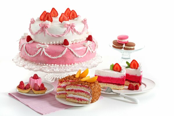 Яркий розовый торт украшенный клубникой