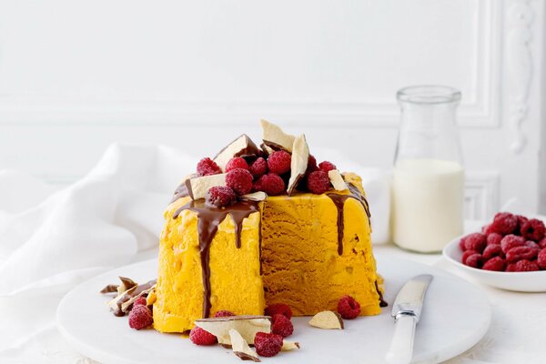 Gâteau jaune aux framboises et au chocolat