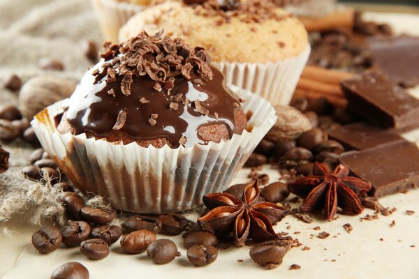 Cupcakes al cioccolato su uno sfondo di chicchi di caffè