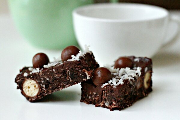 Tazza di tè con due pezzi di brownies al cioccolato