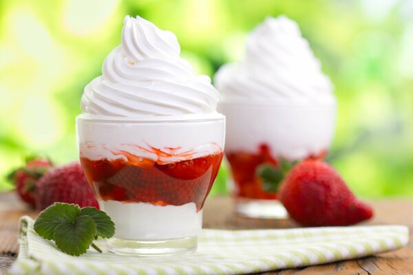 Eis-Dessert mit Erdbeeren mit Sahne und Minze